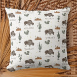 Almofada Buffalo Bison Cactus Desert Moon<br><div class="desc">Um padrão com nome personalizado com uma ilustração de um búfalo,  cacto,  estrelas e montanhas do deserto com lua.</div>