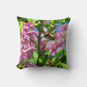 Almofada Bumble a abelha Landng em Lilacs