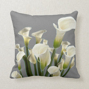 ALMOFADA BUQUÊ DE CALLA BRANCA ESTÁ NA CINZA