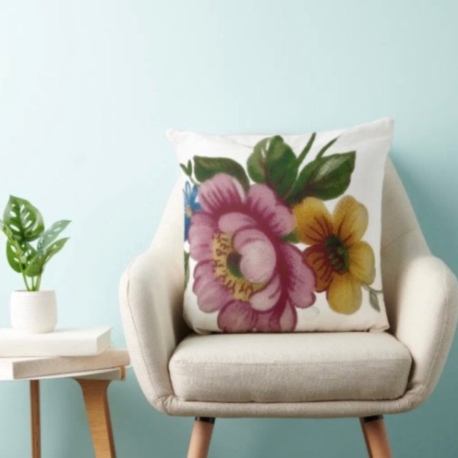 Almofada Buquê Floral de Xícara de Chá (100% polyester wrinkle-free, heavyweight stretch material. Hidden zipper enclosure. Made in the USA.)