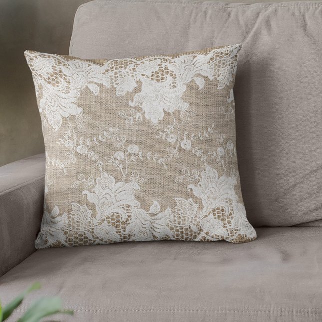 Almofada Burlap bege bege-cinzento-russo e renda branca (Criador carregado)
