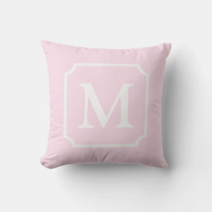 Almofada Cabana rosa claro e Monograma de Entalhe Branco