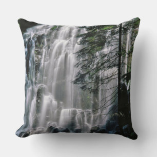 Almofada Cachoeira na floresta, Oregon