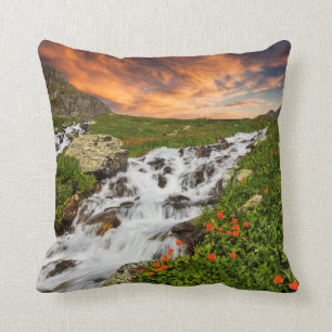 Almofada Cachoeira nas montanhas com flores