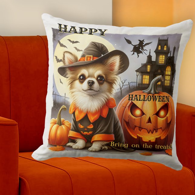 Almofada Cachorro Engraçado com Abóboras Guloseimas de Hall (Colorful artistic pillow featuring a funny dog dressed up for Halloween, surrounded by pumpkins)