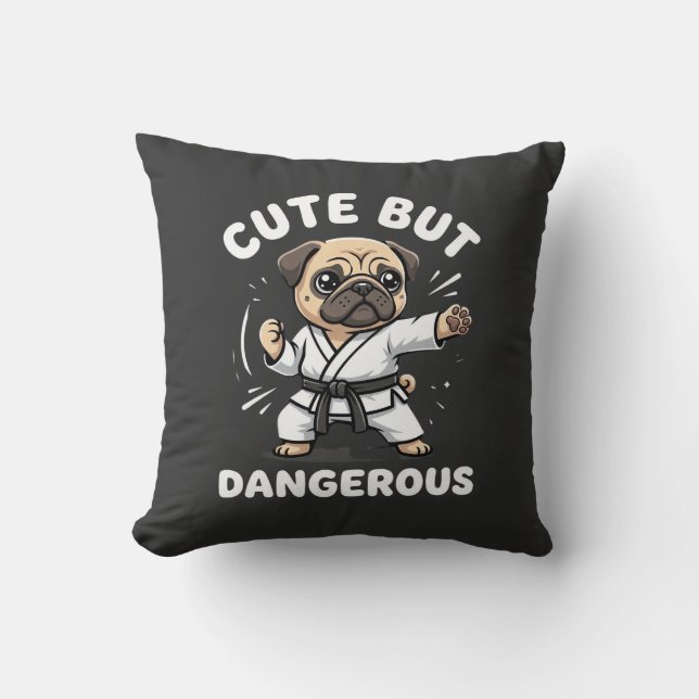 Almofada Cachorro Pug de Karatê Fofo Mas Perigoso (Frente)