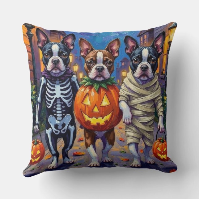Almofada Cães Boston Terrier fazendo Trick-or-Treating no H (Verso)