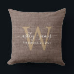 Almofada Café Linen Monogramas Guarda-Casamento<br><div class="desc">Travesseiro de efeito de linhagem de café, russo e moderno, com o seu texto na caligrafia manuscrita branca e o seu monograma na tipografia de na moda de ouro. Basta adicionar seus nomes, monograma e data de casamento. presente de excelente para um casal recém-casado. Desenvolvido exclusivamente para você pelo Happy...</div>