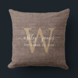 Almofada Café Linen Monogramas Guarda-Casamento<br><div class="desc">Travesseiro de efeito de linhagem de café, russo e moderno, com o seu texto na caligrafia manuscrita branca e o seu monograma na tipografia de na moda de ouro. Basta adicionar seus nomes, monograma e data de casamento. presente de excelente para um casal recém-casado. Desenvolvido exclusivamente para você pelo Happy...</div>