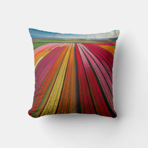 Almofada Campos de Tulipas Vibrantes no Sangue do Cheio - P