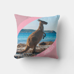 Almofada Canguru australiano na praia, sotaque rosa