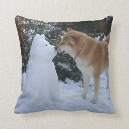 Almofada cão akita fofo beijando cachorro-de-neve