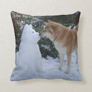Almofada cão akita fofo beijando cachorro-de-neve