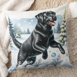Almofada Cão de Neve de Natal do Labrador Retriever<br><div class="desc">Apresentando a adição perfeita ao seu decoro de Natal - nossos travesseiros de Natal Labrador Retriever! Disponíveis em labrador preto, amarelo ou chocolate, esses travesseiros são incontornáveis para qualquer amante de cachorro. Escolha entre cenas de lareira confortáveis, cachorros alegres na neve, ou cachorros-labradores festivos para fazer seu espaço vivo se...</div>