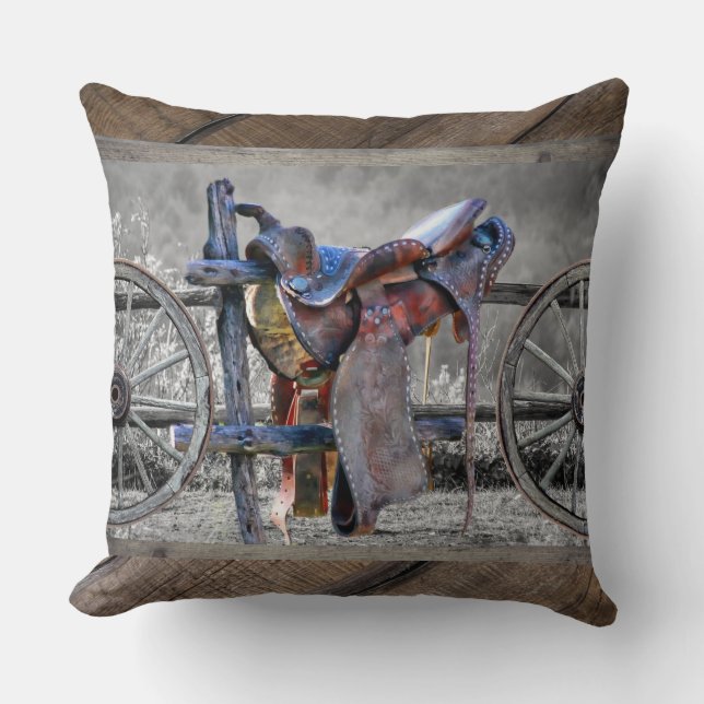 Almofada Carneiro Saddle Corral Fence Western Wagon Wheels (Frente)