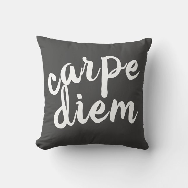 Almofada carpe diem cinza e white bold citação moderna (Frente)