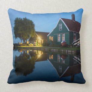 Almofada Casa de fazenda de queijo no crepúsculo na Holand