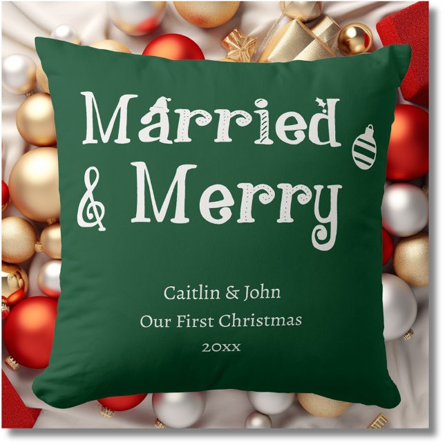 Almofada Casado e Feliz Primeiro Natal Novo Verde (Married & Merry personalized newlywed couple first Christmas together green with white typography.)