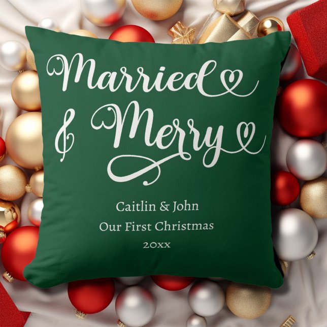 Almofada Casados e Alegres Primeiro Natal Casal Novo Verde (Married & Merry newlyweds first Christmas pillow in forest green with couple's names and year.)