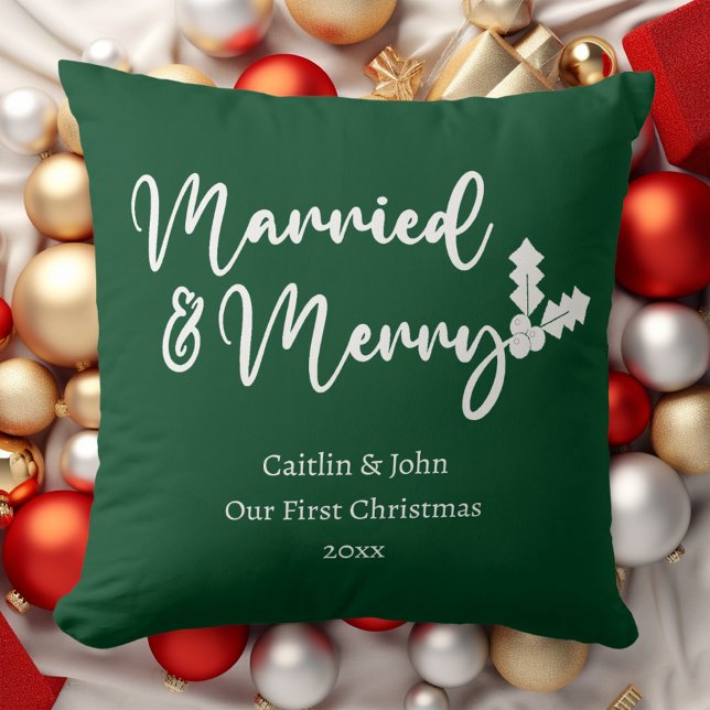 Almofada Casados e Alegres Primeiro Natal Casal Verde (Married & Merry custom newlywed couple first Christmas together green pillow with white typography.)