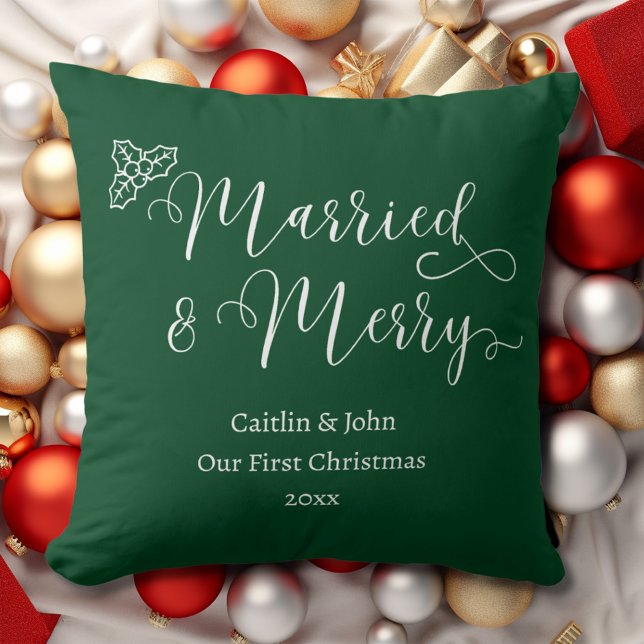 Almofada Casados e Alegres Primeiro Natal Recém-casados Ver (Married & Merry custom newlywed couples our first Christmas together in green with white typography.)