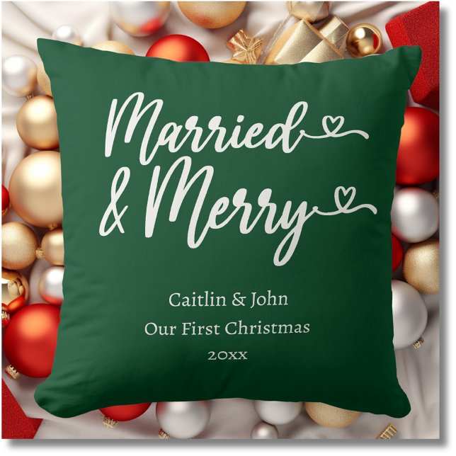Almofada Casados e Alegres Primeiro Natal Recém-Casados Ver (Married & Merry newyweds first Christmas together forest green pillow with modern typography.)