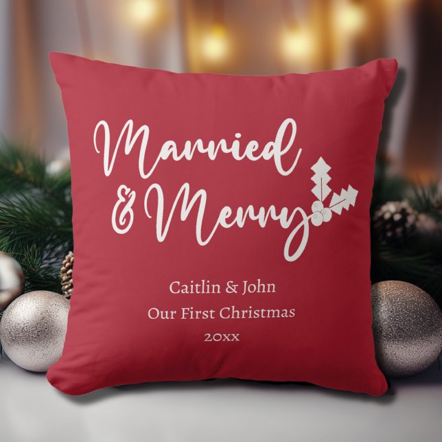 Almofada Casados e Felizes Nosso Primeiro Natal Recém-Casad (Married & Merry personalized newlywed couple first Christmas together in red with white calligraphy.)