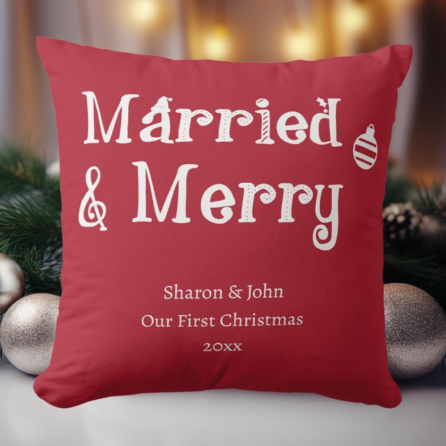 Almofada Casados e Felizes Nosso Primeiro Natal Recém-Casad (Married & Merry personalized newlywed couple first Christmas together in red with white calligraphy.)