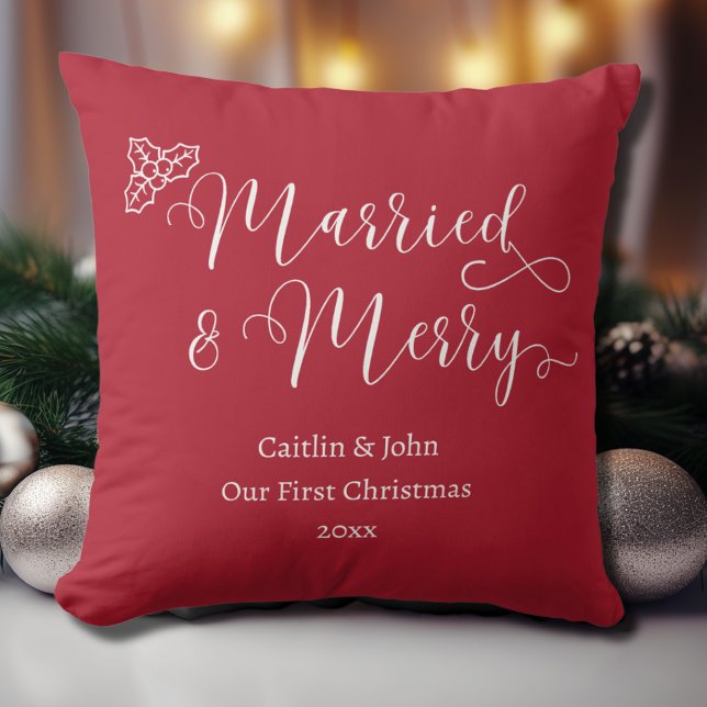 Almofada Casados e Felizes Nosso Primeiro Natal Recém-Casad (Married & Merry custom newlywed couples first Christmas together pillow, red with white calligraphy.)