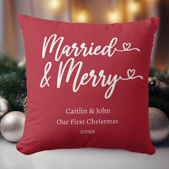 Almofada Casados e Felizes Nosso Primeiro Natal Recém-Casad (Married & Merry personalized Christmas red pillow to celebrate the newlywed's first Xmas together.)