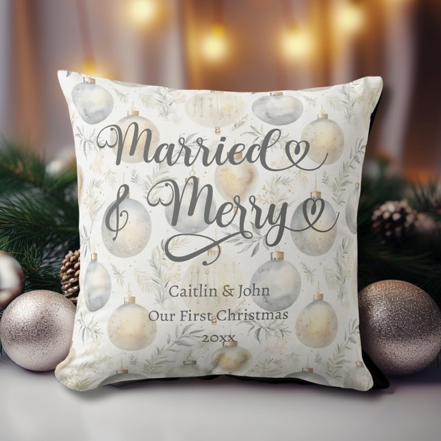Almofada Casados, Feliz 1º Natal, Recém-Casados, Enfeite Do (Married & Merry Newlyweds 1st Christmas Pillow with gold and platinum ornaments, couple names, date.)
