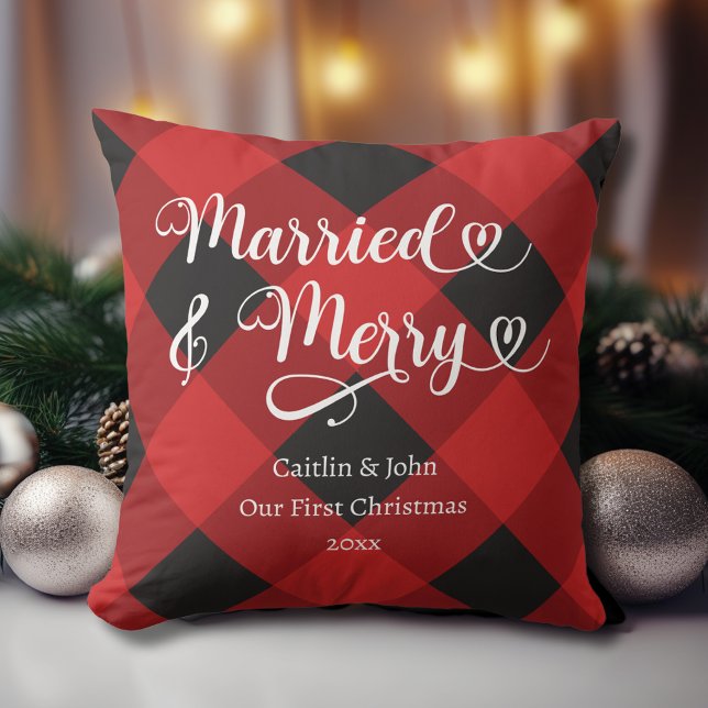 Almofada Casados Felizes Nosso Primeiro Natal Recém-Casados (Married and Merry Newlyweds First Christmas together Pillow with Couples' Names and Wedding Date.)