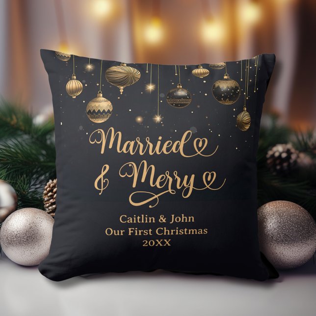Almofada Casados Merry 1º Natal Recém-casados Dourado Preto (Married & Merry Newlyweds 1st Christmas Pillow. Black & Gold Ornaments, Couple's Names, Wedding Date)