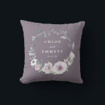 Almofada Casal de Casamento de Brida Floral Roxo<br><div class="desc">Flores roxas elegantes e quentes criam uma bela coroa. Ela enquadra os nomes dos casais e a data do casamento. Os recém-casados vão adorar usar este belo lembrete do seu dia especial. Este travesseiro de casamento personalizado faz parte da coleção Blush Violet. Contém muitas ideias de presentes para recém-casados, festas...</div>