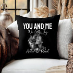 Almofada Casal de Foto Preta Personalizada 'Você e Eu'<br><div class="desc">Adicione um toque de amor a qualquer cômodo com esta linda almofada preta personalizada para lançamento de fotos. Com uma foto sentimental em preto e branco de você e seu parceiro, esta almofada inclui um elegante texto branco em letra cursiva que diz "VOCÊ E EU" e "Nós Conseguimos", junto com...</div>