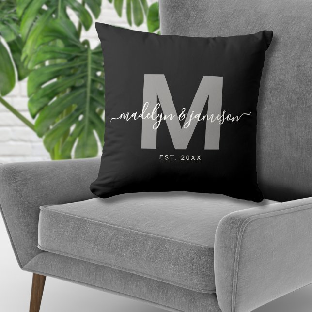 Almofada Casal Recém-Casado Preto e Branco Monograma do Nom (Black White Newlywed Couple Name Monogram Throw Pillow)