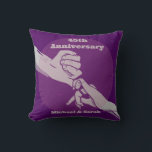 Almofada Casal romântico de aniversário de cliente de mãos<br><div class="desc">Esta design tem um marido e uma esposa com os dedos mindinhos trancados juntos. Este casal romântico está de mãos dadas para celebrar o aniversário do casamento. Você pode personalizar esta design cor-de-rosa e roxa com sua própria data e nomes de aniversário de casamento.</div>
