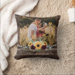 Almofada Casal Rustic Sunflower Photo Fleece Vazio<br><div class="desc">Este travesseiro de casal de casamento de girassol rústico e rosas de lama faz um presente perfeito. Este travesseiro apresenta girassóis amarelados de cor d'água com rosas de burlagem e o hálito do bebê e verde de salva em fundo de madeira. Este é um esquema de cores perfeito para o...</div>