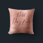 Almofada Casamento Cor-de-rosa Blush Rosa no Melhor Dia<br><div class="desc">O melhor dia de todos os Rosa metalítico moderno e elegante, moderno, moderno e elegante - Travesseiro do Partido Rosa Esmagador e Borgonha que é perfeito para um Rosa Dourado ou Chá de panela Rosa Esbranquiçado ou Dourada. Este travesseiro de festa é perfeito para um presente de casamento Chá de...</div>
