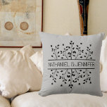 Almofada Casamento de Monograma de Frame Floral cinza e Pre<br><div class="desc">Apresentando esta cinza pálida e uma almofada de sotaque personalizada, simples e personalizada, ao estilo da fazenda, uma encantadora obra de decoração que mostra maravilhosamente seu dia especial de casamento. Esta almofada única apresenta uma estrutura floral e borboleta fragmentada, elegantemente projetada para destacar os nomes do casal feliz, criando uma...</div>