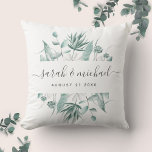 Almofada Casamento Elegante Moderno Eucalyptus Greenery<br><div class="desc">Este travesseiro decorativo moderno da data de casamento da caligrafia é um prazer lembrá-los do seu dia especial. A bonito ilustração verde-aquarela mostra seus nomes e data de casamento em tipografia minimalista ao lado de uma escrita romântica e caprichosa. Sinta-se livre para personalizar a cor na parte traseira do travesseiro...</div>