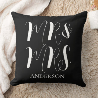Almofada Casamento Moderno com Letra de Mr e Mrs em Script