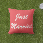 Almofada Casamento Personalizado de Coloração Vermelha nos<br><div class="desc">Personalidade simples e legal em cores perfeitas para casamentos! Você pode alterar o texto e alterar as cores e a fonte também!</div>