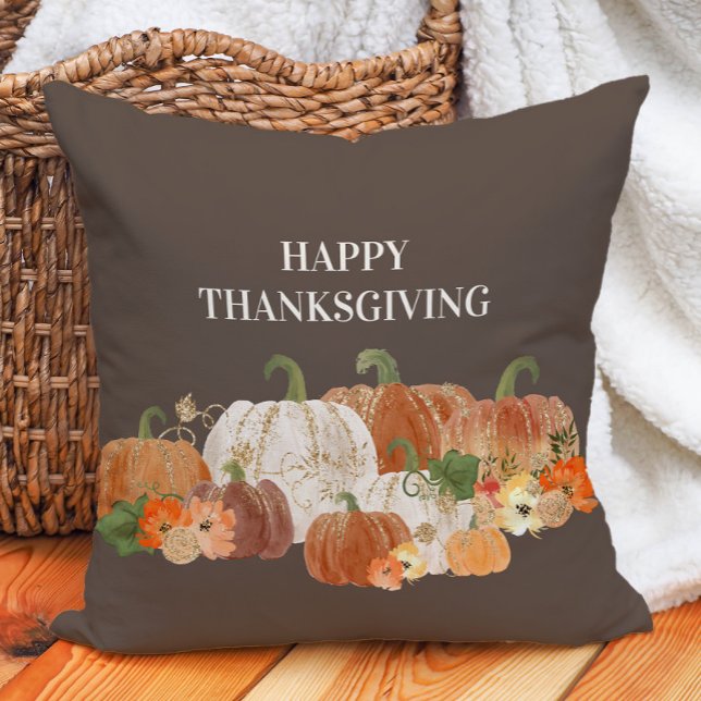 Almofada Castanho Feliz Ação de Graças Laranja Pumpkins Bra (Rustic brown "Happy Thanksgiving" pillow with orange and white pumpkins)