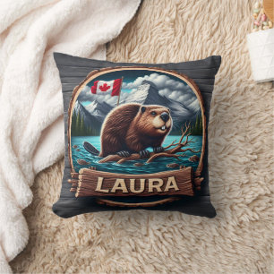 Almofada Castor em lago arborizado com bandeira canadense