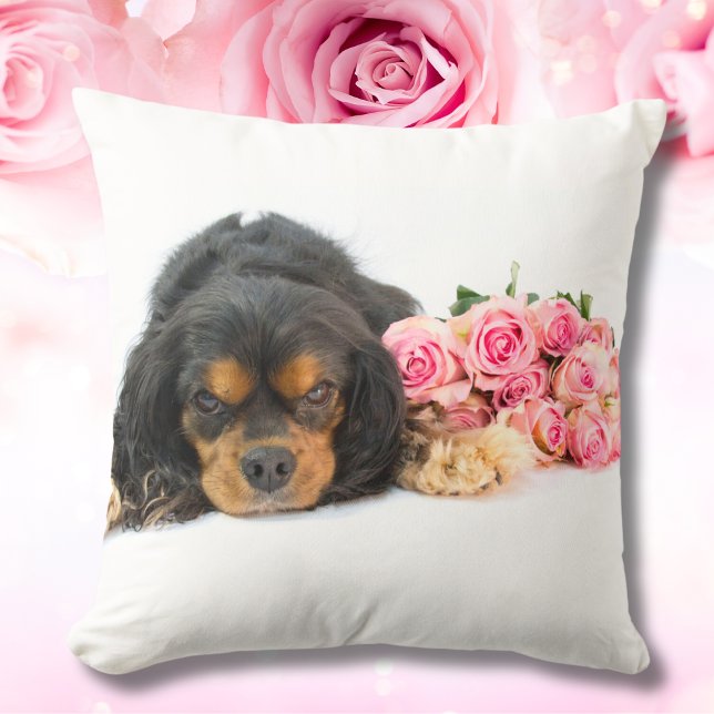 Almofada Cavalier King Charles Spaniel Com Rosas Rosa (Criador carregado)
