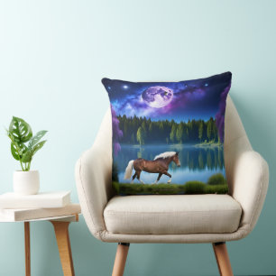 Almofada Cavalo belga Palomino sob um céu estrelado roxo