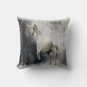 Almofada Cavalo Branco De Inverno Na Floresta De Montanha