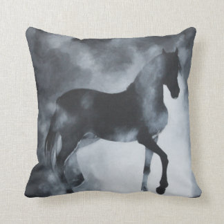 Almofada Cavalo "fantasma" na névoa. Travesseiro
