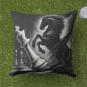 Almofada Cavalo Negro Dramático vs. Rei - Trabalho de arte 